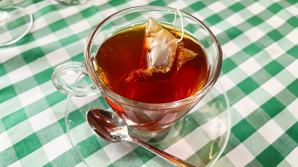 Чай из пакетиков станет в несколько раз вкуснее: стоит лишь добавить в кружку это