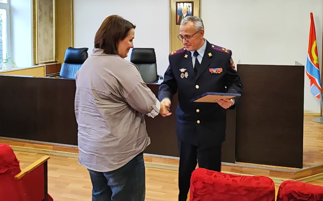 Сладкий подарок от полиции получили почтальоны Шарьи