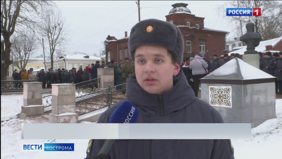 Костромичи возложили цветы к бюстам героев-земляков