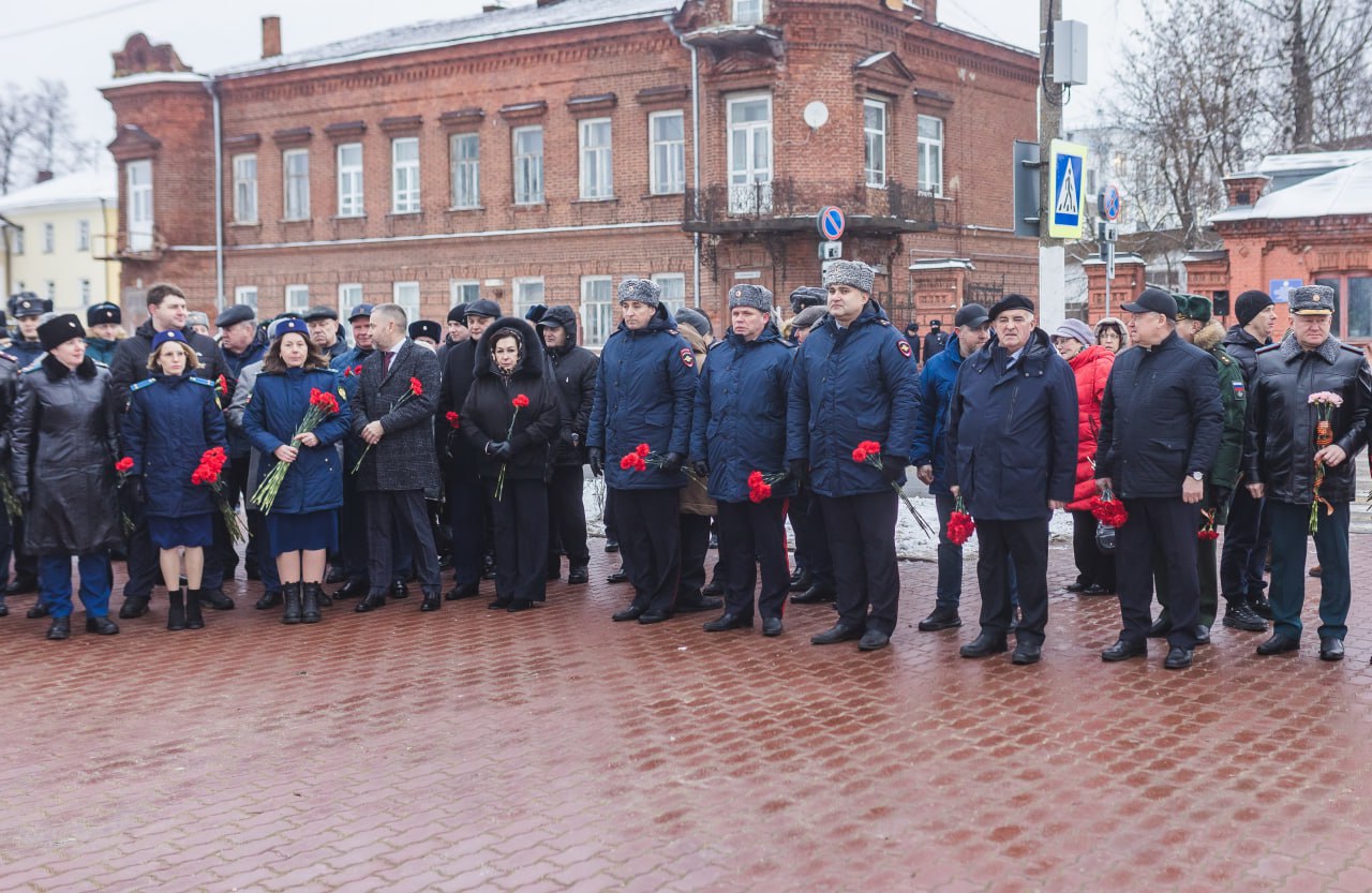 Костромские полицейские приняли участие в памятных мероприятиях, посвященных Дню героев Отчества Костромские полицейские приняли участие в памятных мероприятиях, посвященных Дню героев Отчества