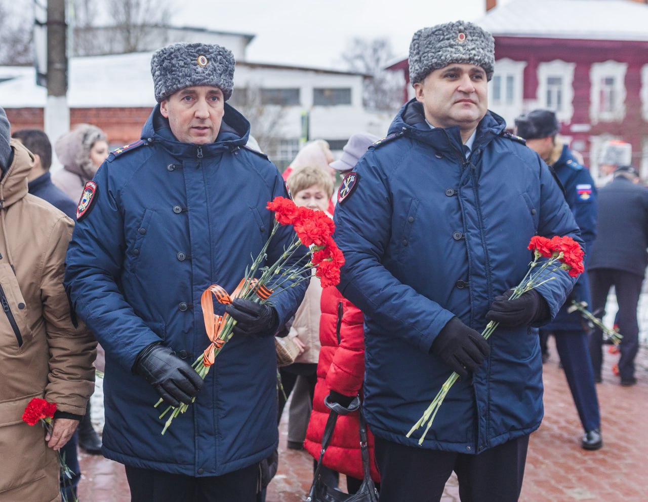 Костромские полицейские приняли участие в памятных мероприятиях, посвященных Дню героев Отчества Костромские полицейские приняли участие в памятных мероприятиях, посвященных Дню героев Отчества