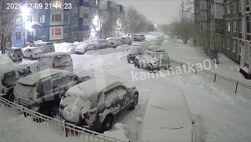 На Камчатке природа продолжает буйствовать: снег, сильный ветер и даже молния с громом