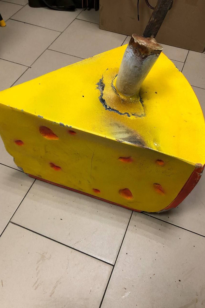 В Костроме полицейские задержали молодого человека, повредившего скульптуру коровы, установленной у музея сыра В Костроме полицейские задержали молодого человека, повредившего скульптуру коровы, установленной у музея сыра