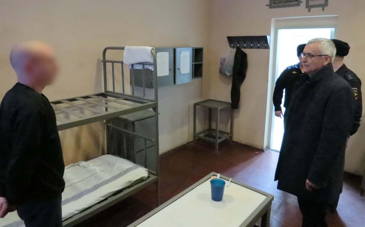 В Костроме уполномоченный по правам человека проверил работу изолятора временного содержания