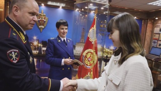 В День Конституции 12 костромских школьников получили паспорта из рук генерала и прокурора