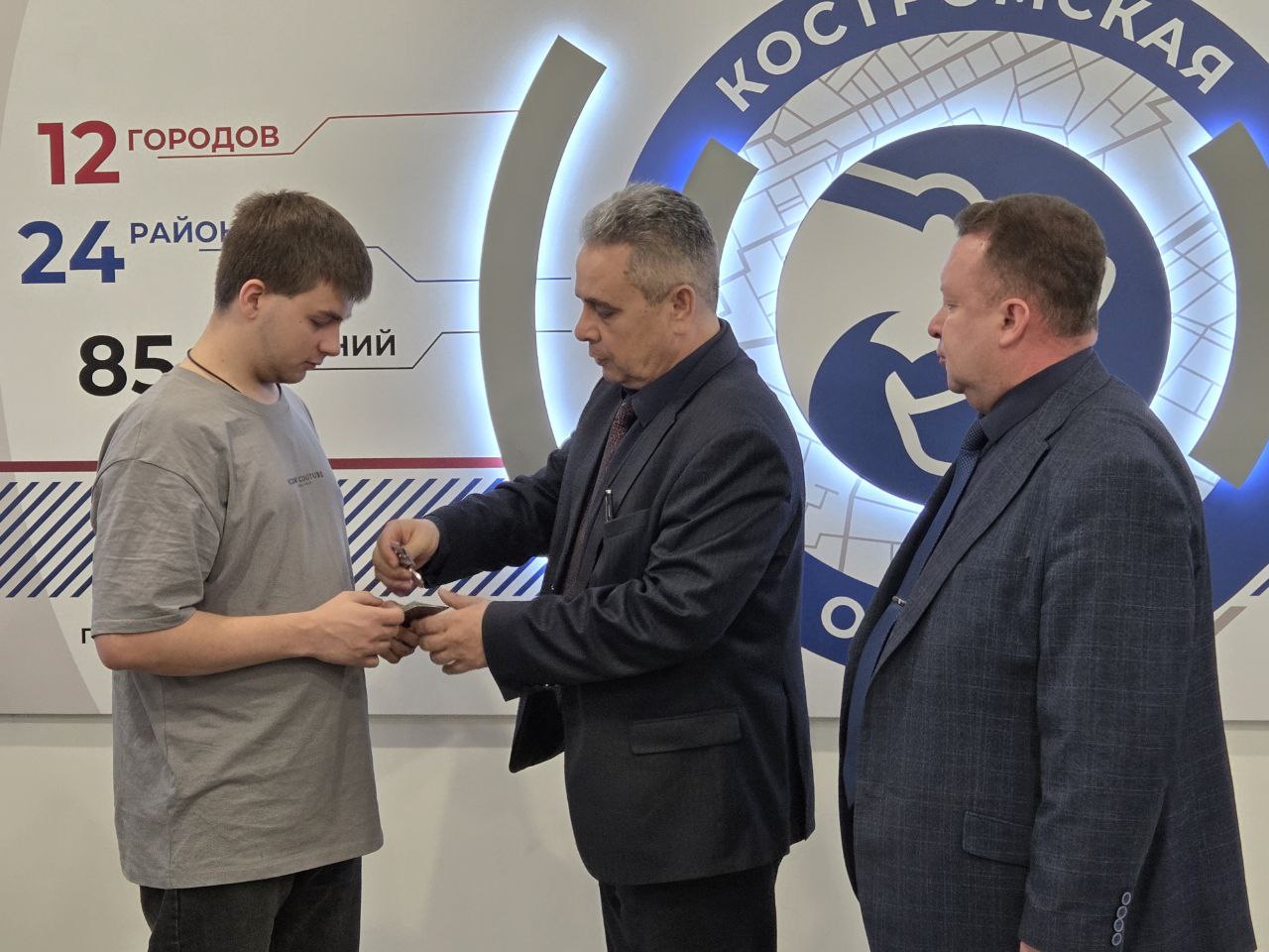 Алексей Смирнов: Сегодня в рамках событийных мероприятий в честь Дня Героев Отечества вручили родственникам погибших военнослужащих государственные награды Алексей Смирнов: Сегодня в рамках событийных мероприятий в честь Дня Героев Отечества вручили родственникам погибших военнослужащих государственные награды