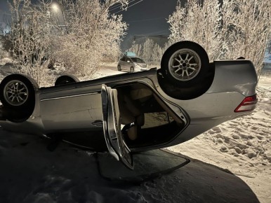 Напилась, напала на водителя, перевернула авто и сломала ноготь: о приключениях пьяной пассажирки такси в якутском поселке Жатай сообщили в МВД по региону