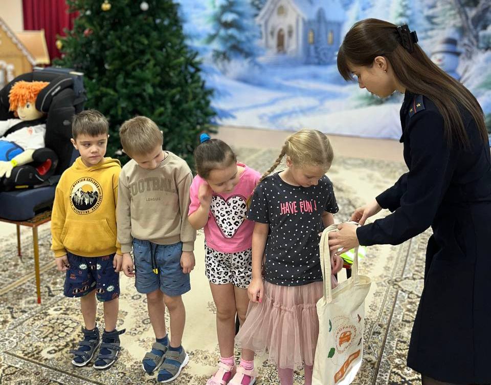 Дорожные знаки и пешеходные переходы: сотрудники областного управления Госавтоинспекции в гостях у дошколят Дорожные знаки и пешеходные переходы: сотрудники областного управления Госавтоинспекции в гостях у дошколят