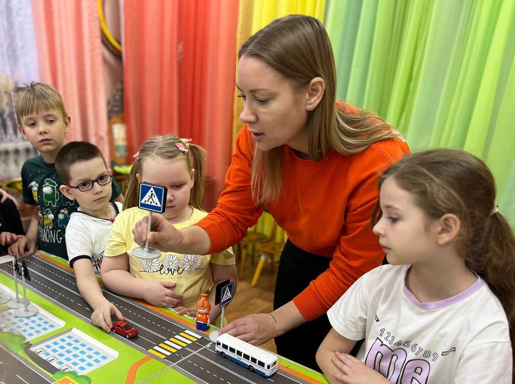 Дорожные знаки и пешеходные переходы: сотрудники областного управления Госавтоинспекции в гостях у дошколят Дорожные знаки и пешеходные переходы: сотрудники областного управления Госавтоинспекции в гостях у дошколят