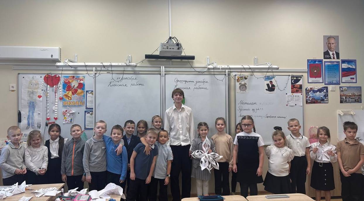 Школьники Костромы учатся строить безопасный маршрут: совместные занятия автоинспекторов и студентовволонтёров