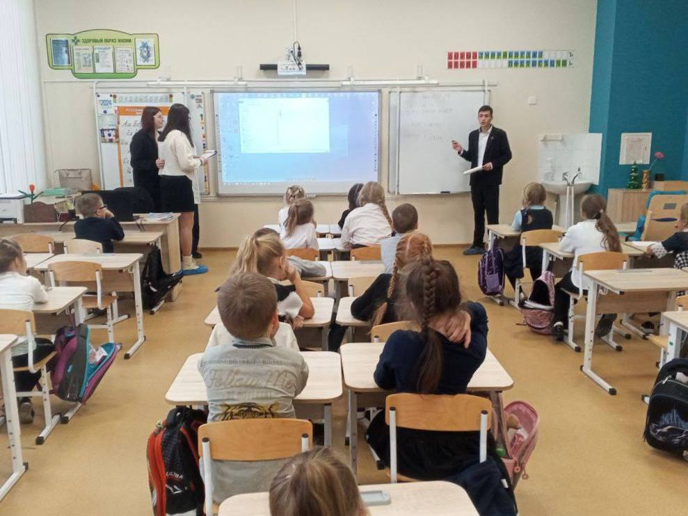 Школьники Костромы учатся строить безопасный маршрут: совместные занятия автоинспекторов и студентовволонтёров Школьники Костромы учатся строить безопасный маршрут: совместные занятия автоинспекторов и студентовволонтёров