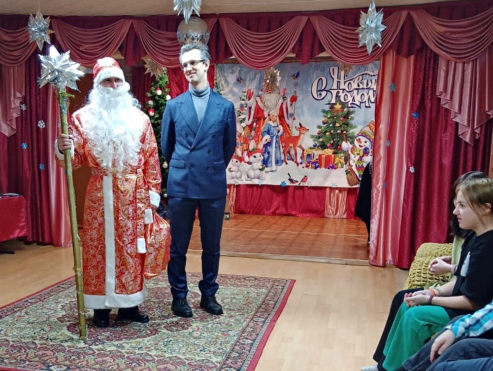 В Костромской области полицейский Дед Мороз и член Общественного совета поздравили с наступающим праздником детей-сирот В Костромской области полицейский Дед Мороз и член Общественного совета поздравили с наступающим праздником детей-сирот