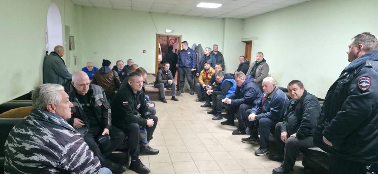 Автоинспекторы Костромы провели встречу с водителями скорой помощи