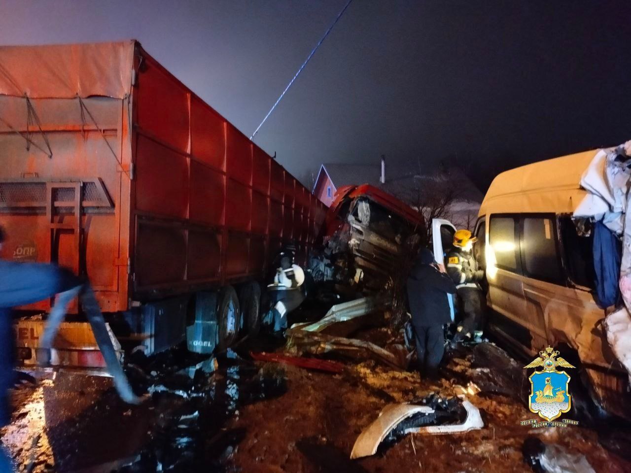 Сотрудники Госавтоинспекции ОМВД России по Костромскому району работают на месте крупного ДТП Сотрудники Госавтоинспекции ОМВД России по Костромскому району работают на месте крупного ДТП