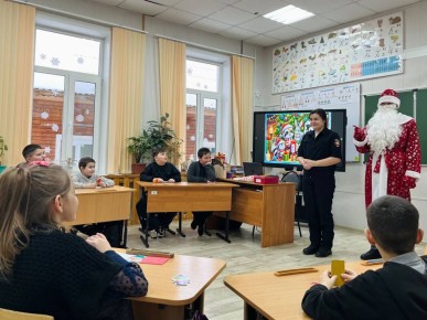 В Вохме полицейский Дед Мороз поздравил с наступающим праздником воспитанников подшефной школы-интерната
