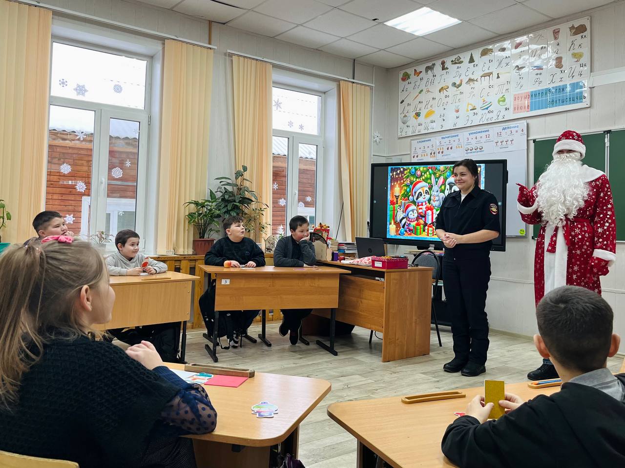 В Вохме полицейский Дед Мороз поздравил с наступающим праздником воспитанников подшефной школы-интерната