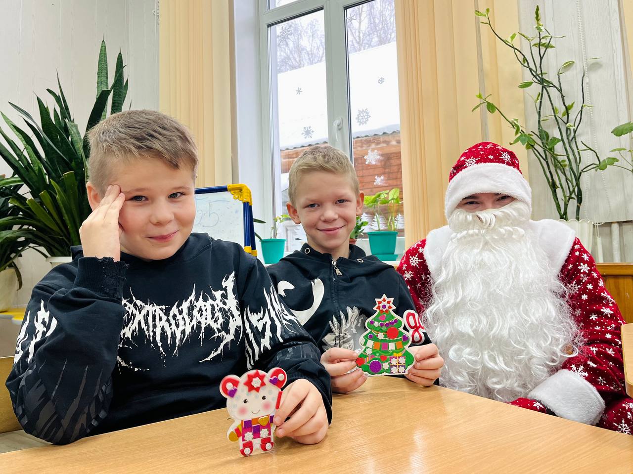 В Вохме полицейский Дед Мороз поздравил с наступающим праздником воспитанников подшефной школы-интерната В Вохме полицейский Дед Мороз поздравил с наступающим праздником воспитанников подшефной школы-интерната