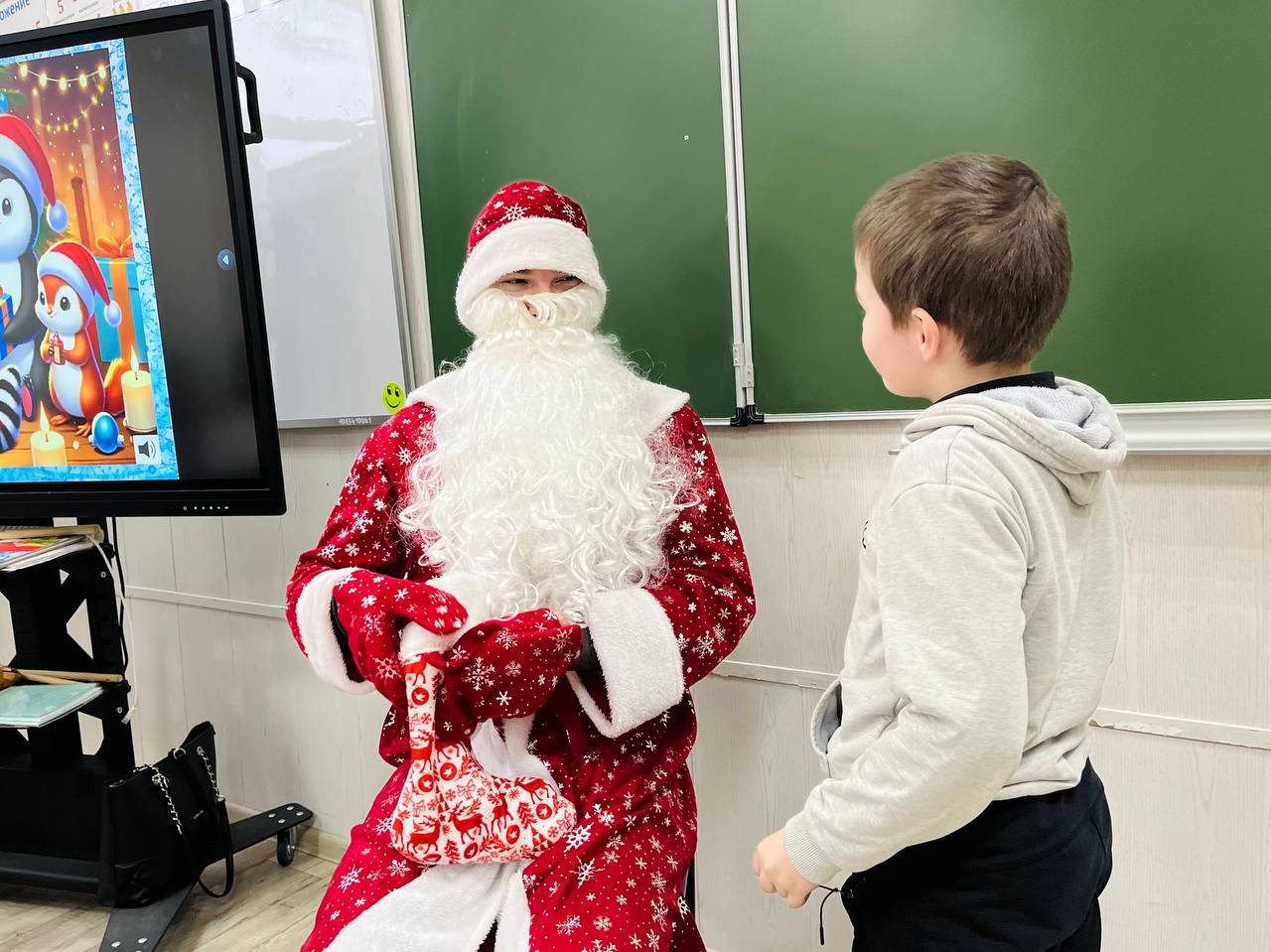 В Вохме полицейский Дед Мороз поздравил с наступающим праздником воспитанников подшефной школы-интерната В Вохме полицейский Дед Мороз поздравил с наступающим праздником воспитанников подшефной школы-интерната