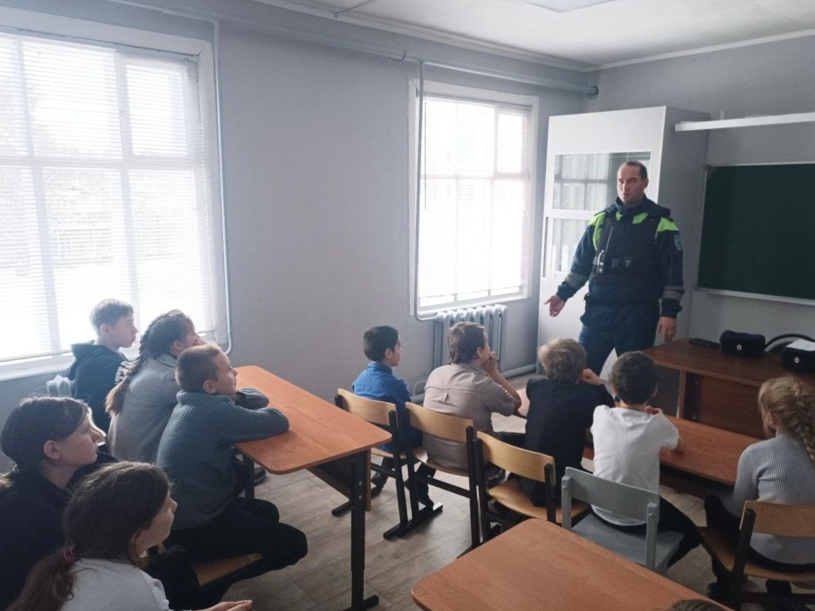 Знай правила — береги жизнь: мантуровские автоинспекторы провели уроки дорожной безопасности Знай правила — береги жизнь: мантуровские автоинспекторы провели уроки дорожной безопасности