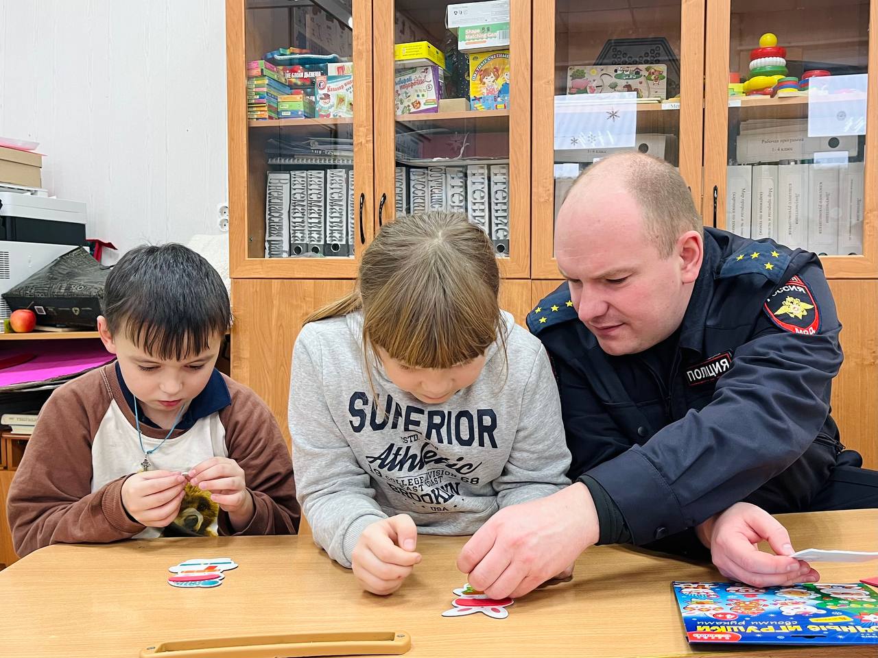 В Вохме полицейский Дед Мороз поздравил с наступающим праздником воспитанников подшефной школы-интерната В Вохме полицейский Дед Мороз поздравил с наступающим праздником воспитанников подшефной школы-интерната