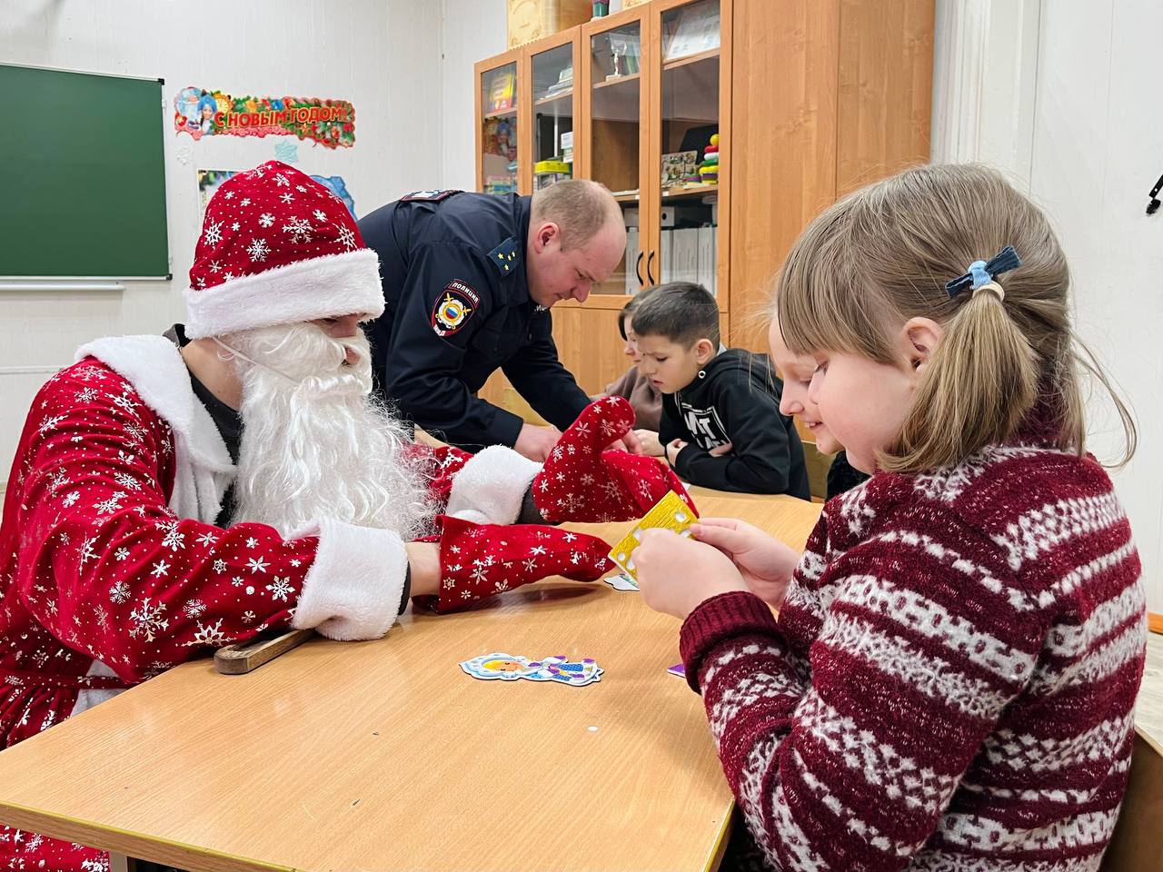 В Вохме полицейский Дед Мороз поздравил с наступающим праздником воспитанников подшефной школы-интерната В Вохме полицейский Дед Мороз поздравил с наступающим праздником воспитанников подшефной школы-интерната