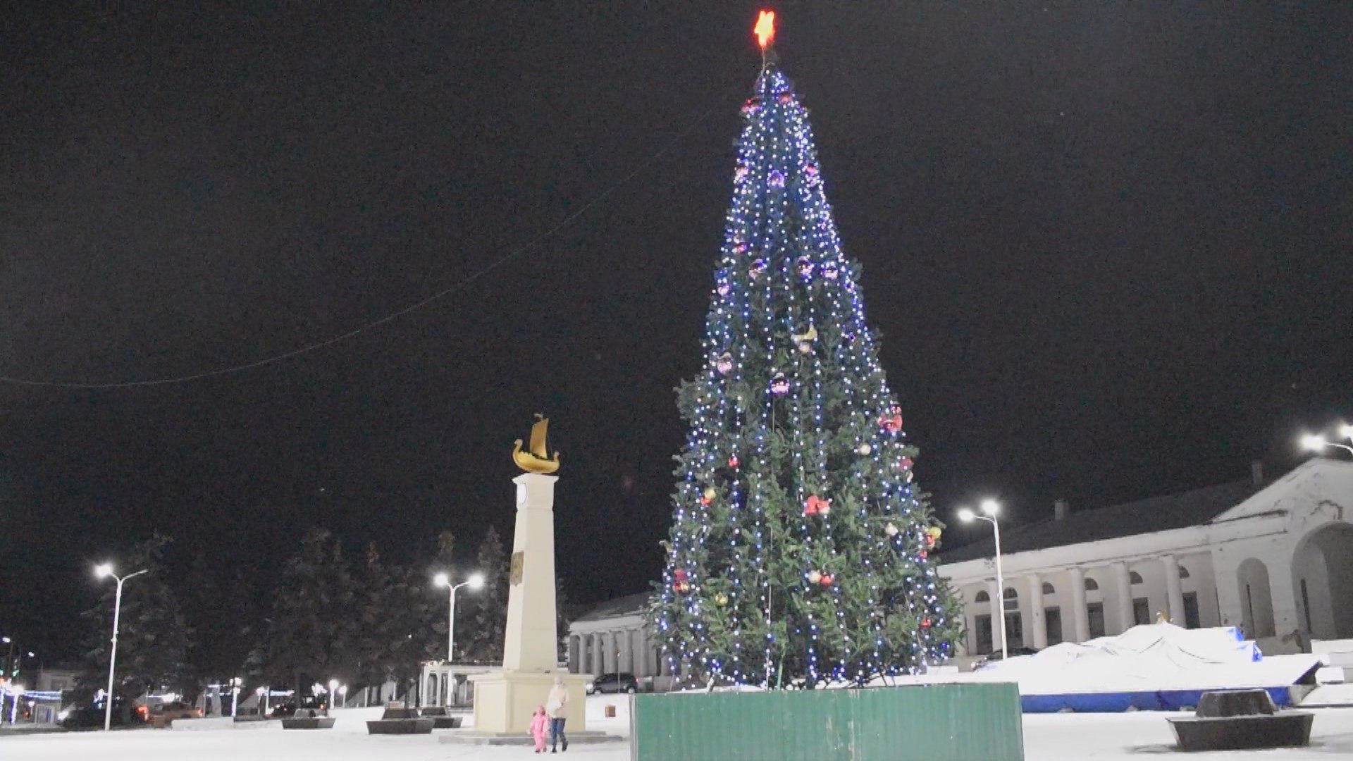 Ёлки «вырастают» одна за другой во всех городах и поселках Костромской области