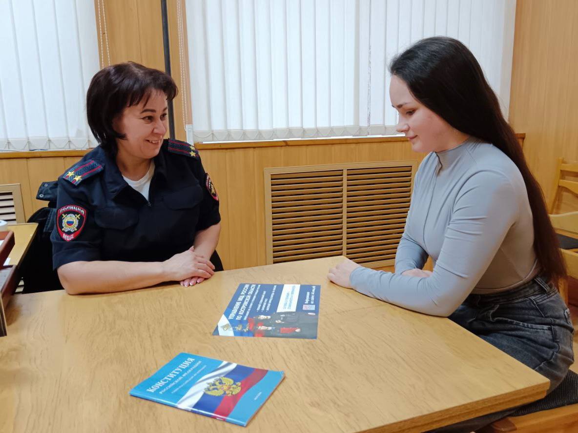 В п. Пыщуг сотрудники полиции проводят профориентационные беседы В п. Пыщуг сотрудники полиции проводят профориентационные беседы