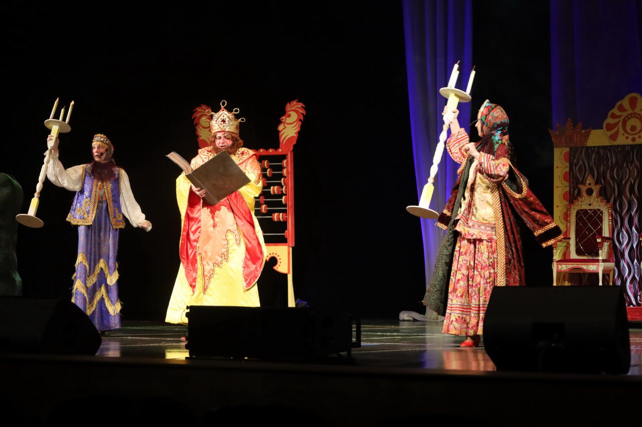 В Костроме полицейский дед Мороз пригласил семьи стражей порядка и ветеранов службы на театрализованное представление В Костроме полицейский дед Мороз пригласил семьи стражей порядка и ветеранов службы на театрализованное представление