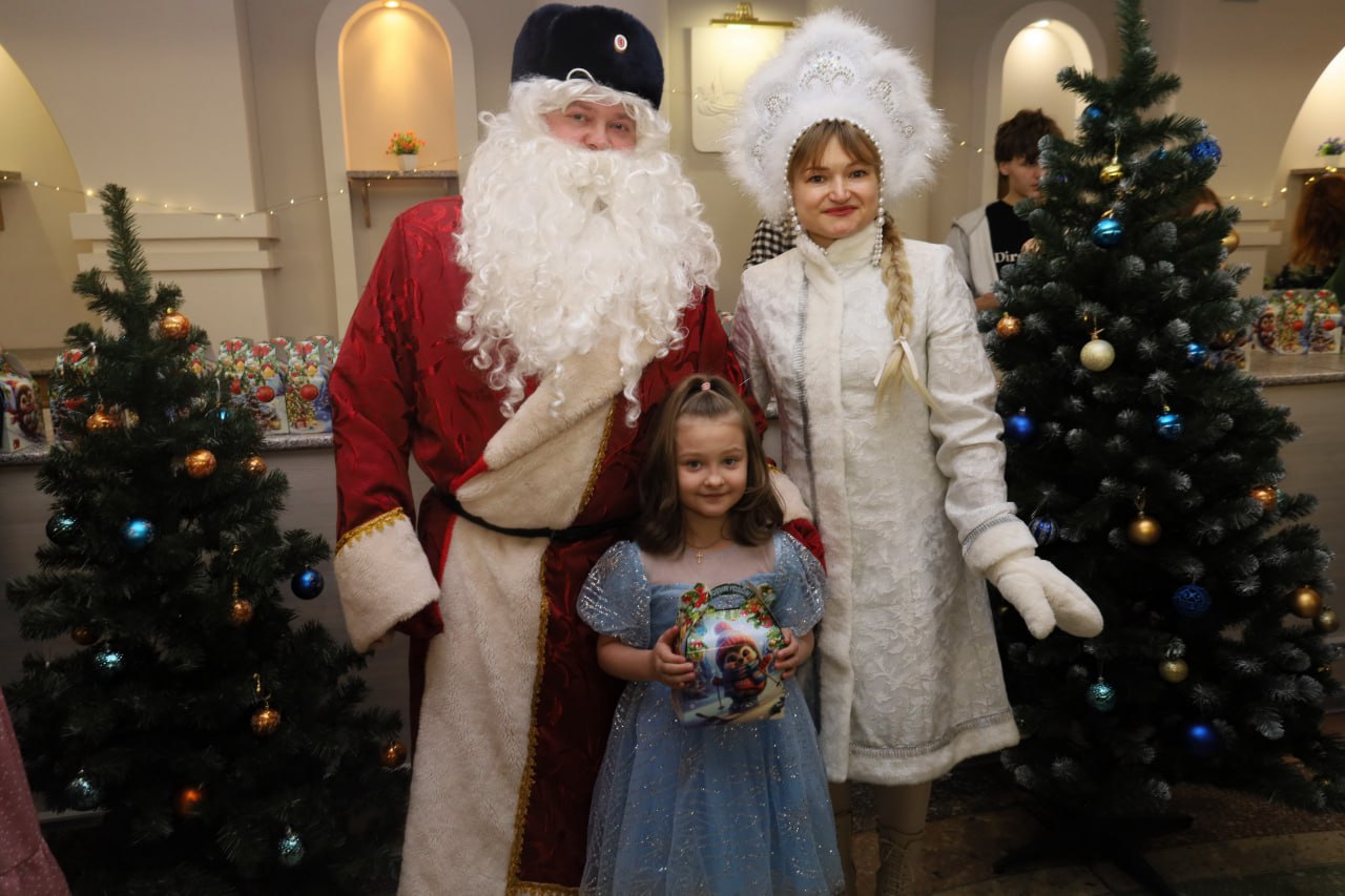 В Костроме полицейский дед Мороз пригласил семьи стражей порядка и ветеранов службы на театрализованное представление В Костроме полицейский дед Мороз пригласил семьи стражей порядка и ветеранов службы на театрализованное представление