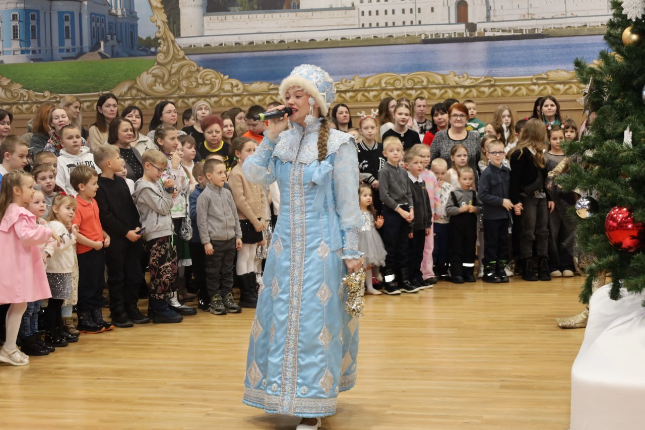 В Костроме полицейский дед Мороз пригласил семьи стражей порядка и ветеранов службы на театрализованное представление В Костроме полицейский дед Мороз пригласил семьи стражей порядка и ветеранов службы на театрализованное представление