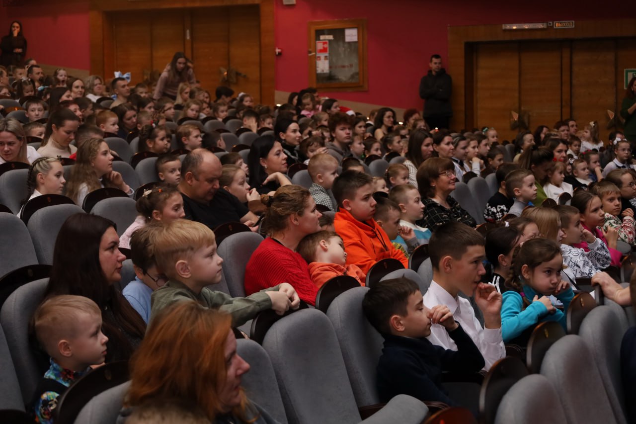 В Костроме полицейский дед Мороз пригласил семьи стражей порядка и ветеранов службы на театрализованное представление В Костроме полицейский дед Мороз пригласил семьи стражей порядка и ветеранов службы на театрализованное представление