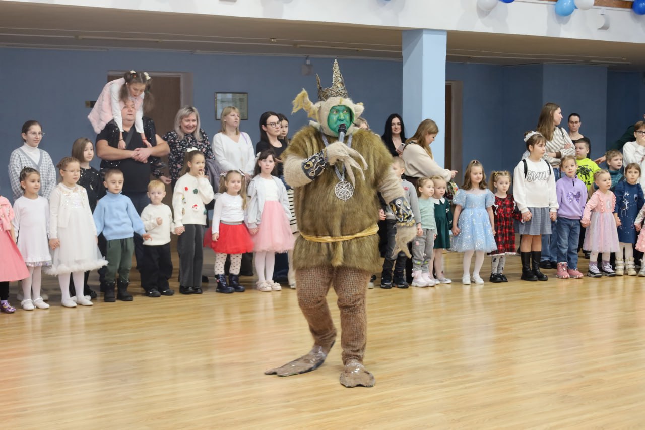 В Костроме полицейский дед Мороз пригласил семьи стражей порядка и ветеранов службы на театрализованное представление В Костроме полицейский дед Мороз пригласил семьи стражей порядка и ветеранов службы на театрализованное представление