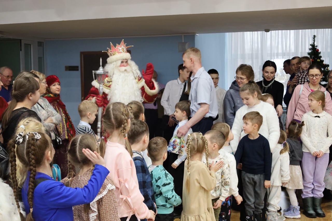 В Костроме полицейский дед Мороз пригласил семьи стражей порядка и ветеранов службы на театрализованное представление В Костроме полицейский дед Мороз пригласил семьи стражей порядка и ветеранов службы на театрализованное представление