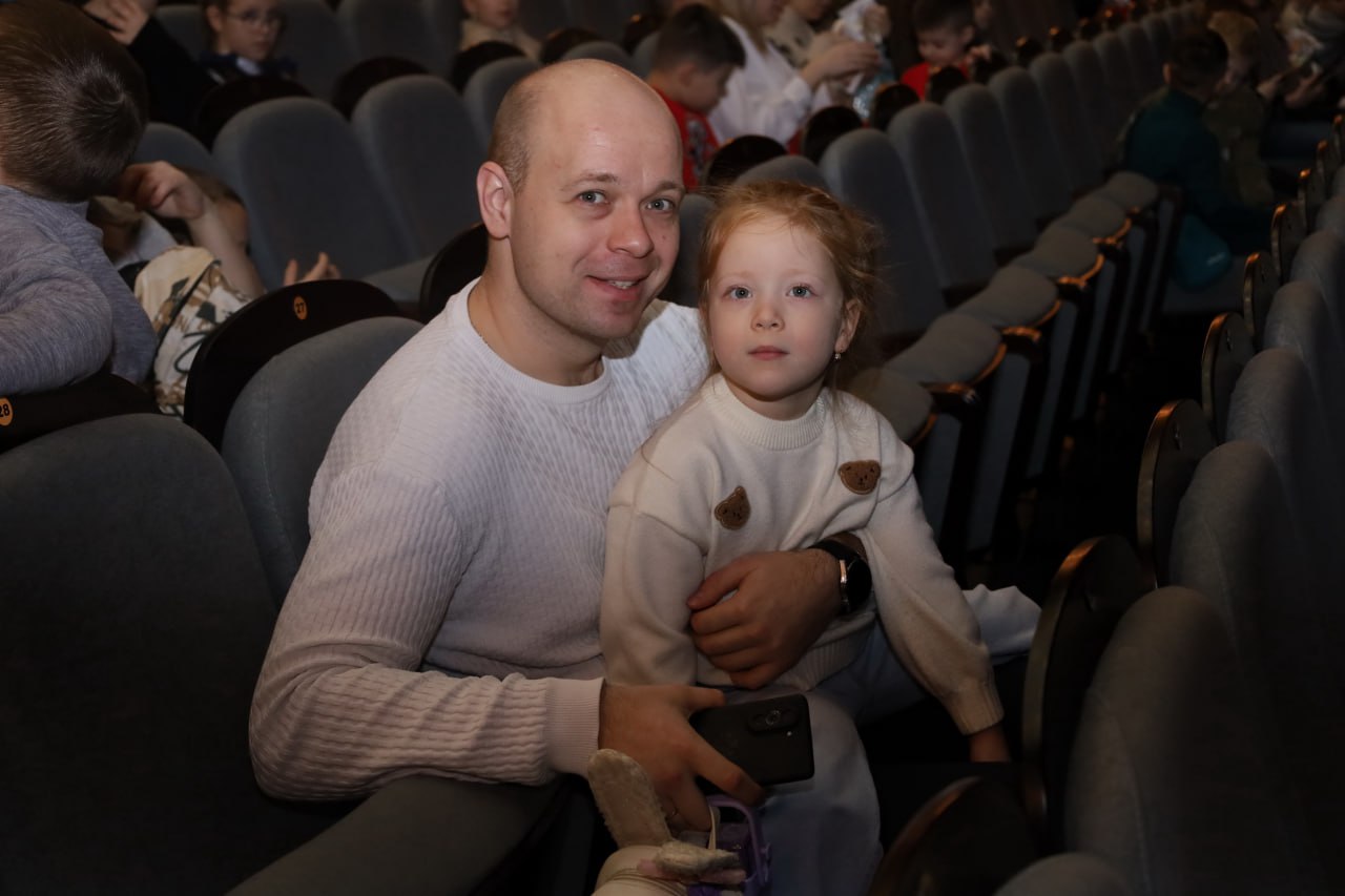 В Костроме полицейский дед Мороз пригласил семьи стражей порядка и ветеранов службы на театрализованное представление В Костроме полицейский дед Мороз пригласил семьи стражей порядка и ветеранов службы на театрализованное представление