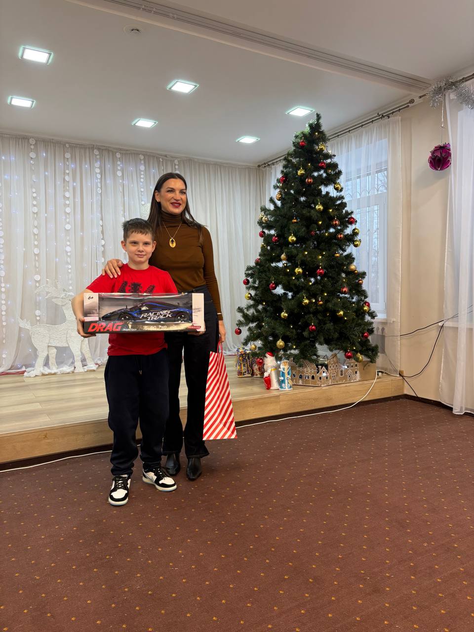 В Костроме сотрудники полиции и общественники подарили им новогодний праздник воспитанникам дома-интерната В Костроме сотрудники полиции и общественники подарили им новогодний праздник воспитанникам дома-интерната