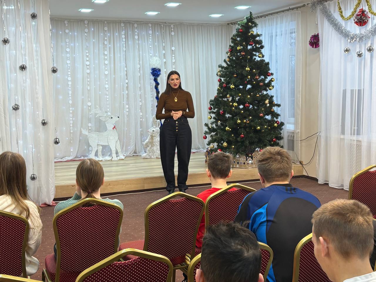 В Костроме сотрудники полиции и общественники подарили им новогодний праздник воспитанникам дома-интерната В Костроме сотрудники полиции и общественники подарили им новогодний праздник воспитанникам дома-интерната
