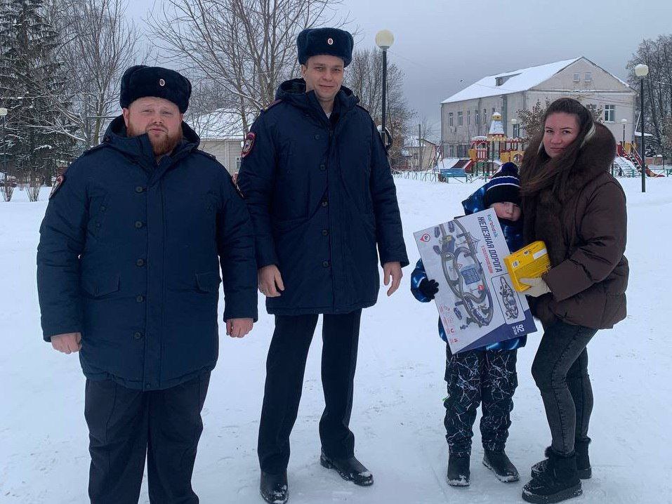 В Костромской области сотрудники полиции в рамках всероссийской акции исполняют заветные желания юных мечтателей В Костромской области сотрудники полиции в рамках всероссийской акции исполняют заветные желания юных мечтателей