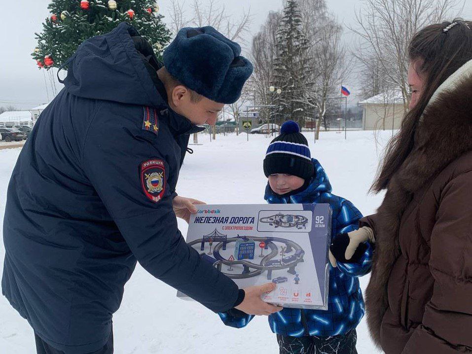 В Костромской области сотрудники полиции в рамках всероссийской акции исполняют заветные желания юных мечтателей В Костромской области сотрудники полиции в рамках всероссийской акции исполняют заветные желания юных мечтателей