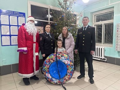 В Костромской области сотрудники полиции в рамках всероссийской акции исполняют заветные желания юных мечтателей