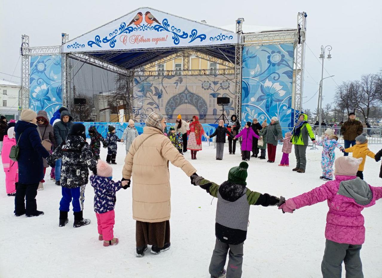 В центре Костромы горожане смогли посостязаться в метании блинов