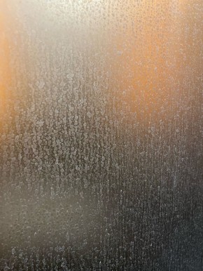 Блеск и чистота: Как средство PURE справляется со старым налетом в ванной