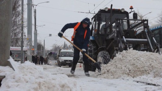 В Костроме дорожные службы в усиленном режиме продолжают борьбу со снегом