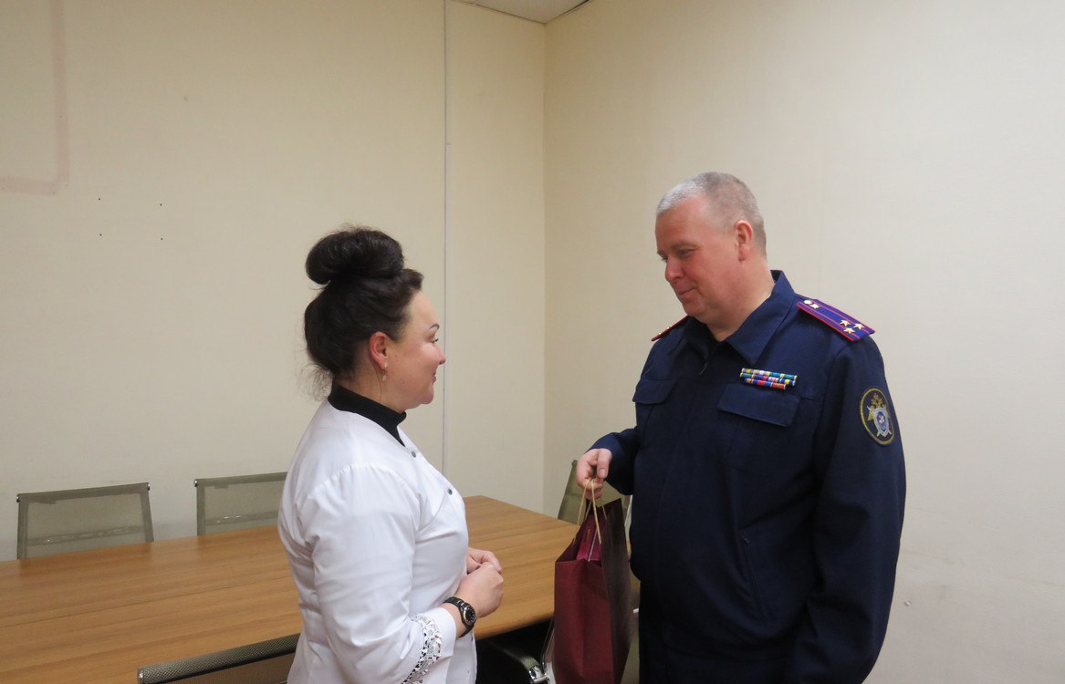 Представители следственного управления СК России по Костромской области поздравили персонал госпиталя для ветеранов войн с новогодними праздниками Представители следственного управления СК России по Костромской области поздравили персонал госпиталя для ветеранов войн с новогодними праздниками