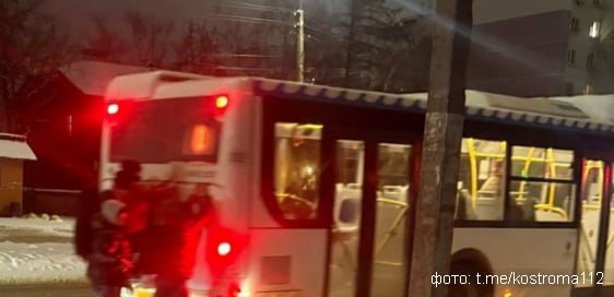 В Костроме сотрудники полиции установили несовершеннолетних «зацеперов», катавшихся на автобусах