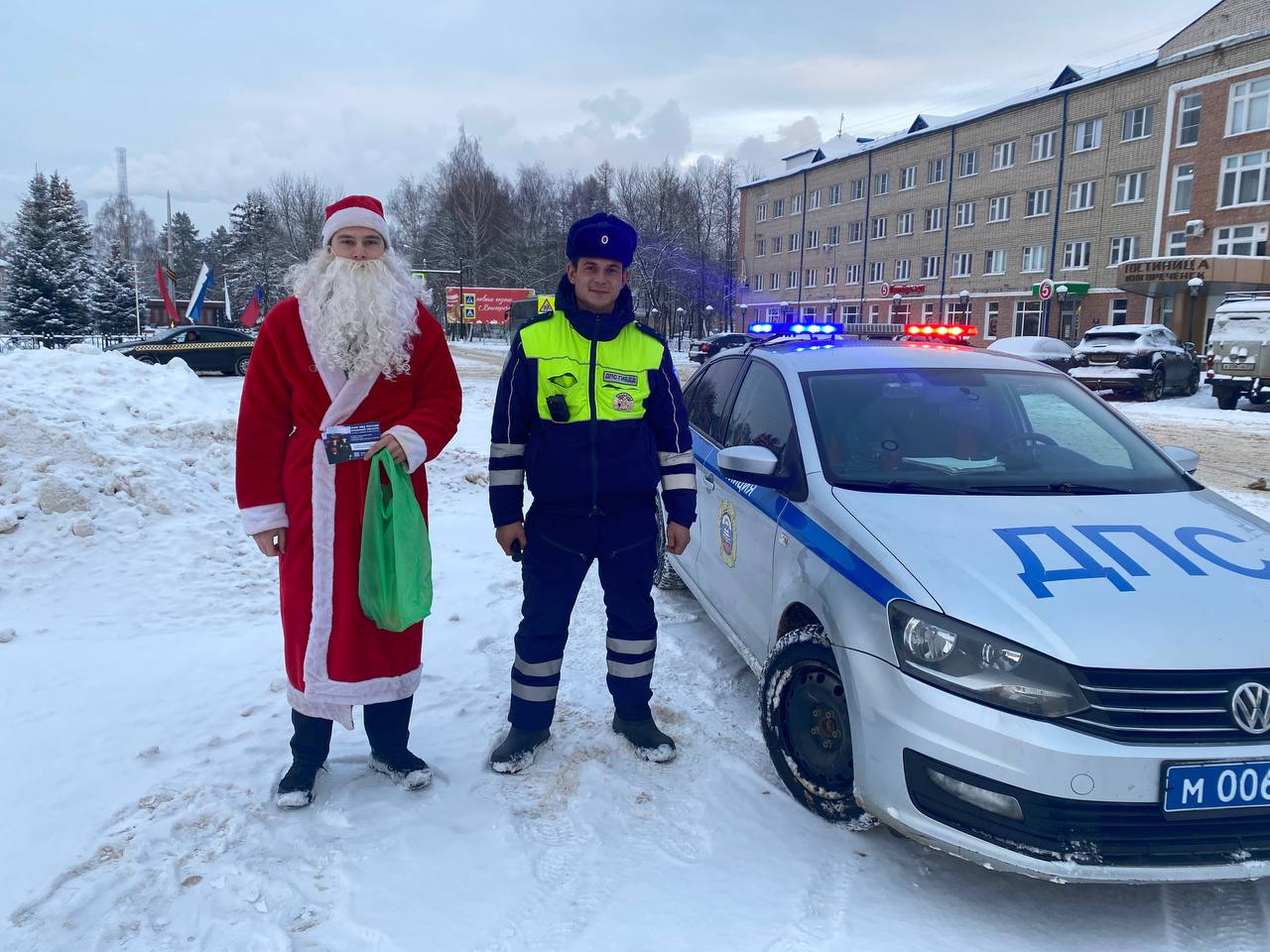 В рамках акции «Полицейский дед Мороз» сотрудники волгореченской полиции пригласили ребят, состоящих на профилактическом учете, в городской историко-туристический центр В рамках акции «Полицейский дед Мороз» сотрудники волгореченской полиции пригласили ребят, состоящих на профилактическом учете, в городской историко-туристический центр