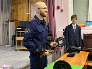 В преддверии 15-летия со дня образования Следственного комитета России следователи-криминалисты регионального СК организовали выставку криминалистической техники для старшеклассников
