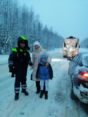 В Костромской области сотрудники полиции оказали помощь водителю с ребёнком, съехавшим с дороги в снежный занос