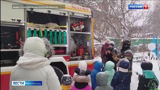 Воспитанников костромского детсада учили управляться с пожарными шлангами