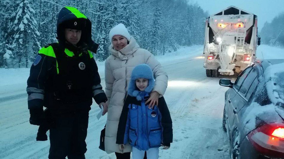 В Костромской области полицейские оказали помощь автоледи с ребёнком, оказавшимся в снежном плену