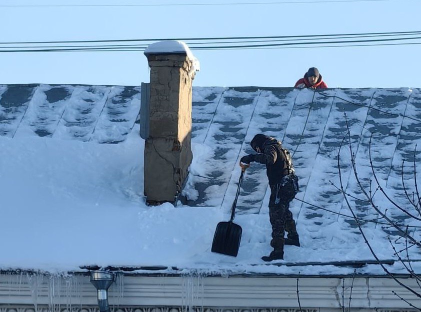 Алексей Смирнов: Усилить контроль за образованием снежных свесов на кровлях и своевременной их расчисткой